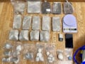 Ζεφύρι: Η ΕΛΑΣ έκανε έφοδο σε σπίτι 29χρονου και βρήκε ηρωίνη και κοκαΐνη αξίας άνω των 150.000 ευρώ