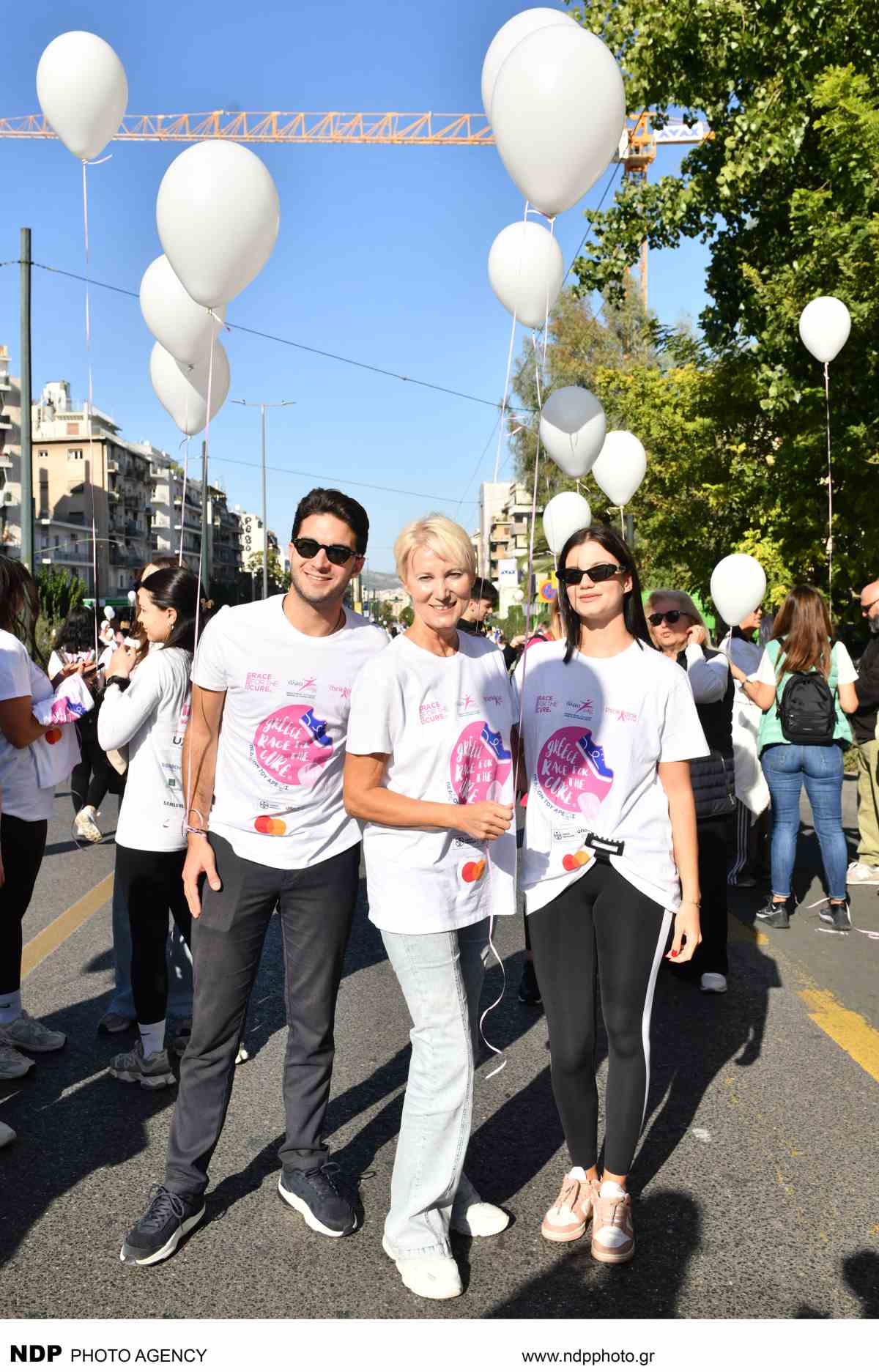 Νατάσα Παζαΐτη: Πήρε μέρος στο Race for the Cure με τα δίδυμα παιδιά της, τον Αλέξανδρο και την Αλίκη Καραμανλή – Φωτογραφίες 16 Νατάσα Παζαΐτη-Αλίκη Καραμανλή-Αλέξανδρος Καραμανλής
