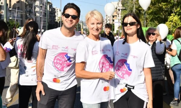 Νατάσα Παζαΐτη: Πήρε μέρος στο Race for the Cure με τα δίδυμα παιδιά της, τον Αλέξανδρο και την Αλίκη Καραμανλή – Φωτογραφίες