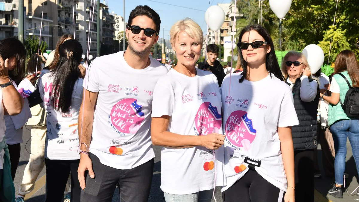 Νατάσα Παζαΐτη: Πήρε μέρος στο Race for the Cure με τα δίδυμα παιδιά της, τον Αλέξανδρο και την Αλίκη Καραμανλή – Φωτογραφίες