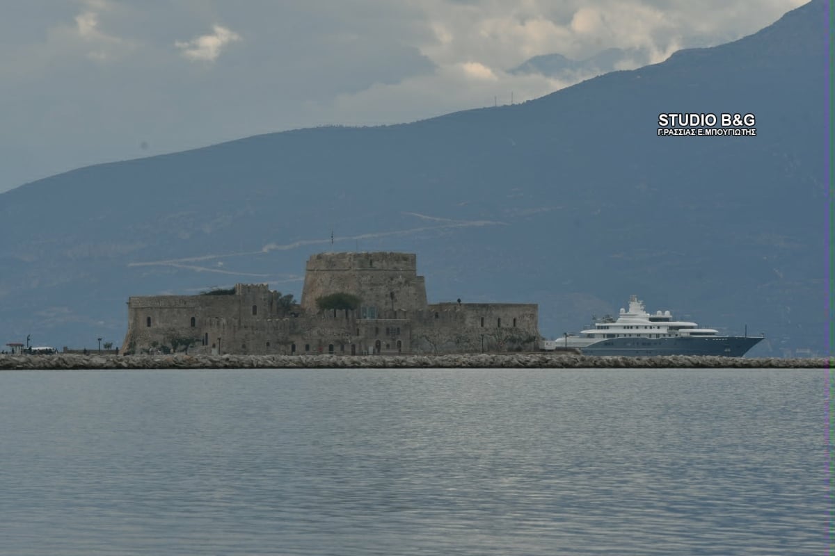 Ναύπλιο: Η εντυπωσιακή θαλαμηγός του δισεκατομμυριούχου Abdullah Al Futtaim από το Ντουμπάι βρίσκεται στην πόλη 10 Η θαλαμηγός στο Ναύπλιο