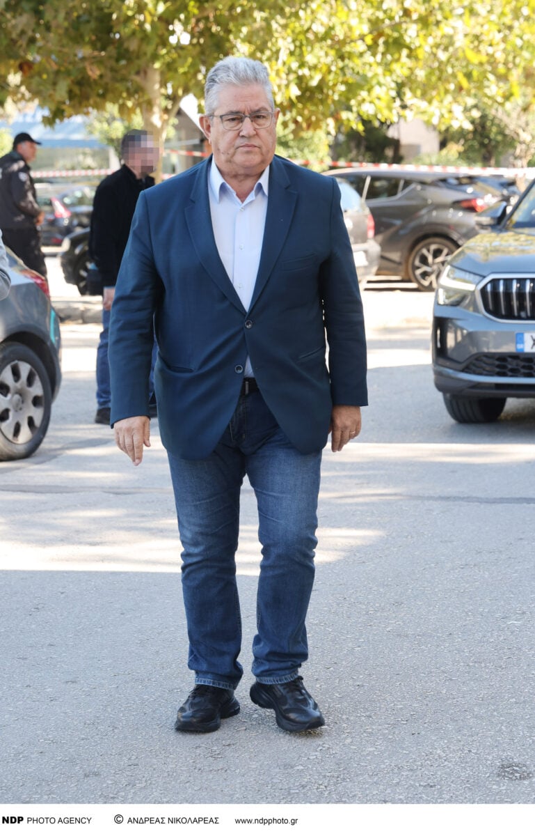 Μπέτυ Βαλάση: Δημήτρης Κουτσούμπας, Σεμίνα Διγενή και Άννα Φόνσου στην πολιτική κηδεία της ηθοποιού 14 Μπέτυ Βαλάση: Δημήτρης Κουτσούμπας, Σεμίνα Διγενή και Άννα Φόνσου στην πολιτική κηδεία της ηθοποιού