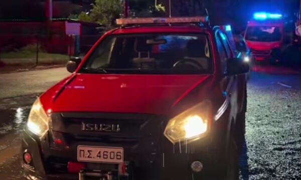 Νέα Πέραμος: Φωτιά ξέσπασε σε φανοποιείο – 59χρονος ανασύρθηκε χωρίς τις αισθήσεις του