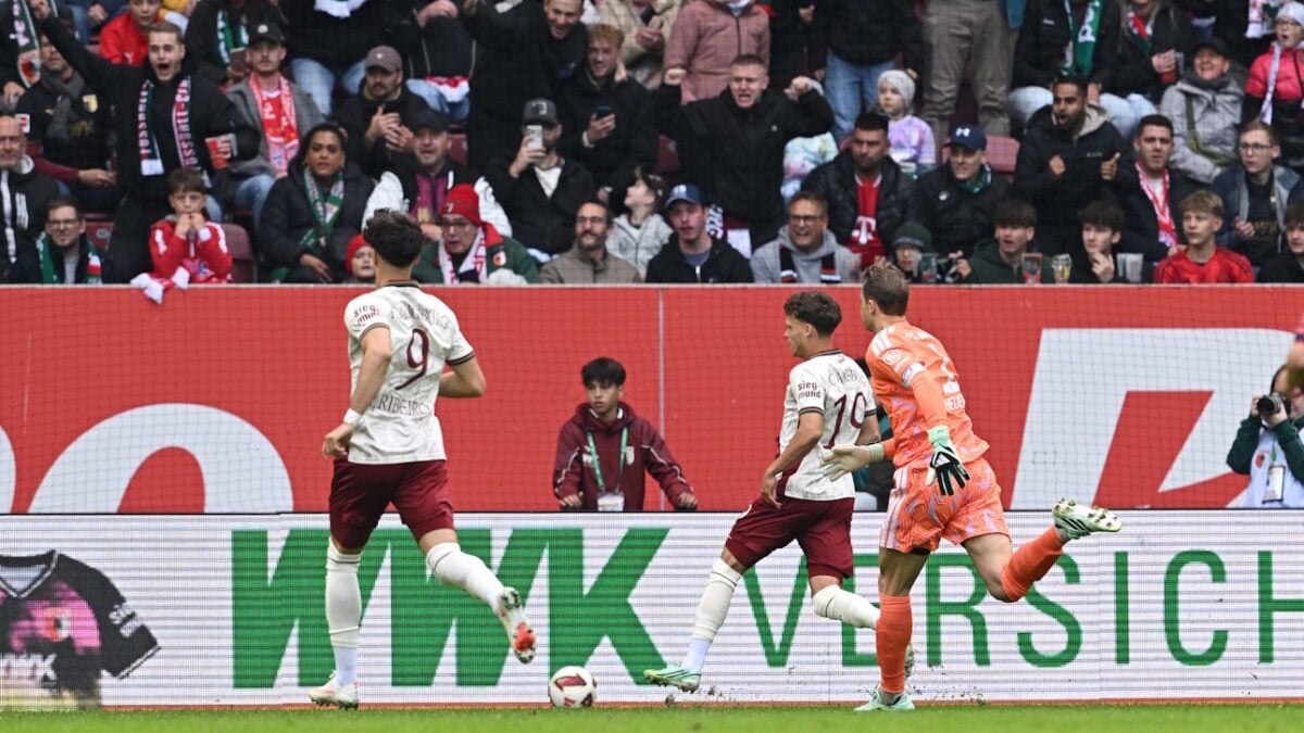 Μπάγερν Μονάχου: Ο Μάνουελ Νόιερ έκανε μεγάλο λάθος και δέχθηκε γκολ στα πρώτα 5 δευτερόλεπτα από την Άουγκσμπουργκ 1 Μπάγερν Μονάχου: Ο Μάνουελ Νόιερ έκανε μεγάλο λάθος και δέχθηκε γκολ στα πρώτα 5 δευτερόλεπτα από την Άουγκσμπουργκ
