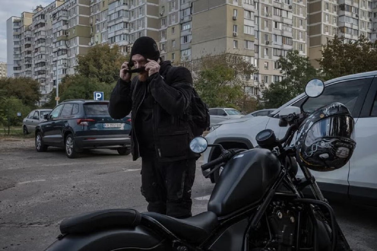 Ο Νικίτα Χόρσκι μετακινείται με τη μοτοσικλέτα του διασχίζοντας μία από τις γέφυρες του Δνείπερου, που χωρίζει το Κίεβο στα δύο και αποτελεί στόχο των ρωσικών βομβαρδισμών. Παρά τον κίνδυνο, συνεχίζει να πηγαίνει καθημερινά στη δουλειά του. Φωτογραφία: Mauricio Lima/The New York Times
