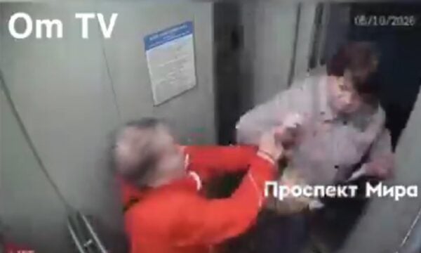 Ρωσία: Ηλικιωμένη επιτέθηκε στη γειτόνισσά της με γροθιές και μπαστούνι επειδή εκείνη βγήκε από το σπίτι