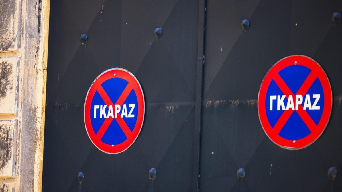 Πινακίδες έξω από σπίτια και γκαράζ: Πρόστιμο 1.500 ευρώ – Τι απαγορεύει ο ΚΟΚ