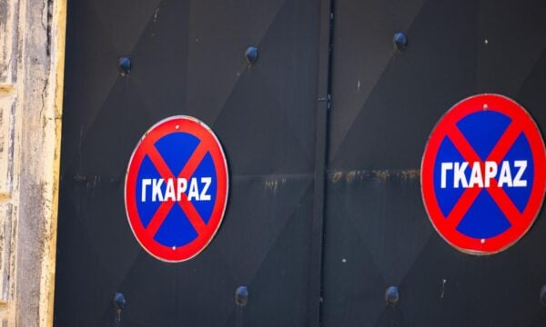 Πινακίδες έξω από σπίτια και γκαράζ: Πρόστιμο 1.500 ευρώ – Τι απαγορεύει ο ΚΟΚ
