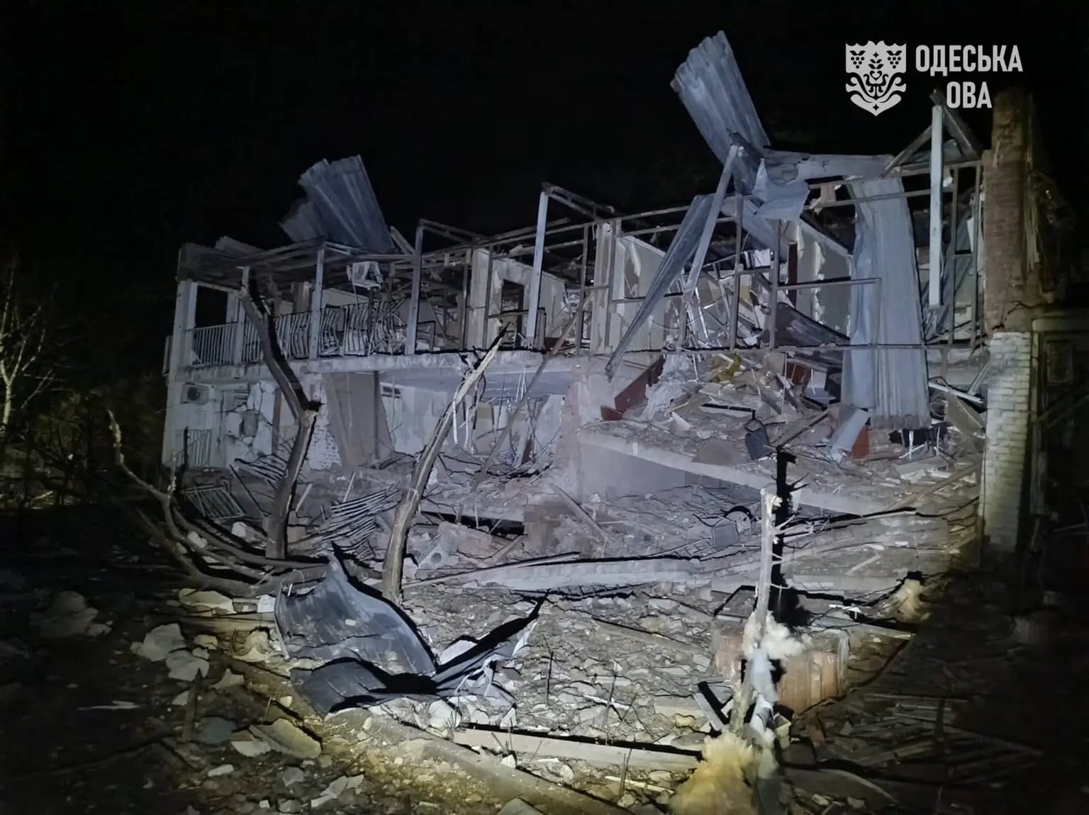 Ουκρανία: Ρωσικές επιθέσεις με 8 νεκρούς και 67 τραυματίες – Διακοπές ρεύματος σε οκτώ περιφέρειες 7 Κατεστραμμένο κτίριο σε χώρο αναψυχής στην περιφέρεια της Οδησσού, έπειτα από ρωσική επίθεση στις 23 Οκτωβρίου 2026. (Φωτογραφία: Ολέχ Κίπερ / Telegram)