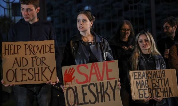 Ουκρανία: Κάτοικοι της κατεχόμενης Ολέσκι διασχίζουν τον «δρόμο του θανάτου» για λίγο φαγητό – Νάρκες και drones