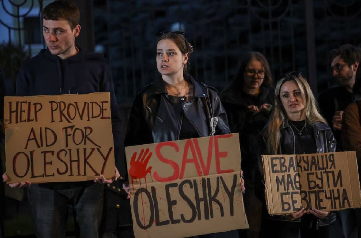Ουκρανία: Κάτοικοι της κατεχόμενης Ολέσκι διασχίζουν τον «δρόμο του θανάτου» για λίγο φαγητό – Νάρκες και drones
