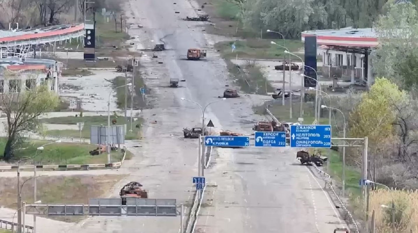 Ουκρανία: Κάτοικοι της κατεχόμενης Ολέσκι διασχίζουν τον «δρόμο του θανάτου» για λίγο φαγητό – Νάρκες και drones 8 Στιγμιότυπο από βίντεο drone, που δόθηκε στη δημοσιότητα στις 24 Σεπτεμβρίου 2026, δείχνει κατεστραμμένα οχήματα σε δρόμο της Ολέσκι, στην περιφέρεια της Χερσώνας, σε περιοχή της Ουκρανίας που ελέγχεται από τη Ρωσία. (34th Separate Marine Brigade “Borysfen”/Handout via REUTERS/File Photo)
