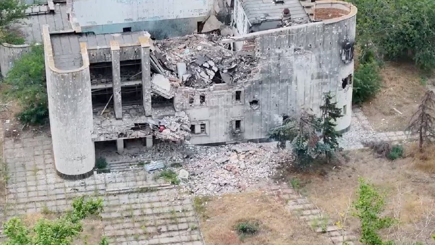 Ουκρανία: Κάτοικοι της κατεχόμενης Ολέσκι διασχίζουν τον «δρόμο του θανάτου» για λίγο φαγητό – Νάρκες και drones 9 Στιγμιότυπο από βίντεο drone, που δόθηκε στη δημοσιότητα στις 12 Σεπτεμβρίου 2026, δείχνει κατεστραμμένο κτίριο στην Ολέσκι, στην περιφέρεια της Χερσώνας, σε περιοχή της Ουκρανίας που ελέγχεται από τη Ρωσία. (34th Separate Marine Brigade “Borysfen”/Handout via REUTERS/File Photo)