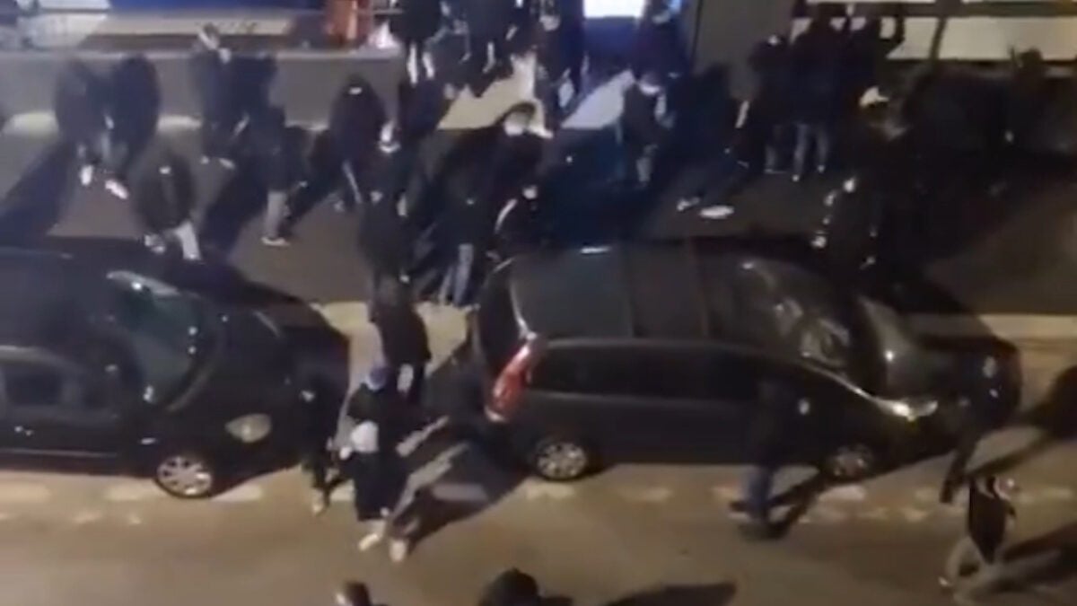Οπαδοί της Μαρσέιγ εισέβαλαν σε ξενοδοχεία της Μασσαλίας αναζητώντας φίλους του Ολυμπιακού 1 Οπαδοί της Μαρσέιγ εισέβαλαν σε ξενοδοχεία της Μασσαλίας αναζητώντας φίλους του Ολυμπιακού