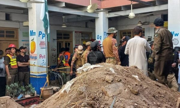 Πακιστάν: Τουλάχιστον 28 νεκροί από την κατάρρευση οροφής σχολείου – Παιδιά ανασύρονται από τα χαλάσματα