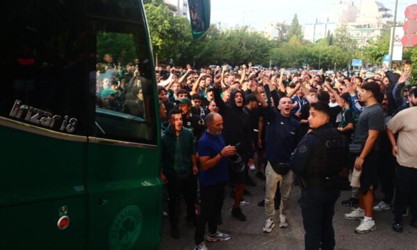 Παναθηναϊκός: Οι οπαδοί αποθέωσαν την ομάδα στο ξενοδοχείο πριν από το ντέρμπι με τον Ολυμπιακό
