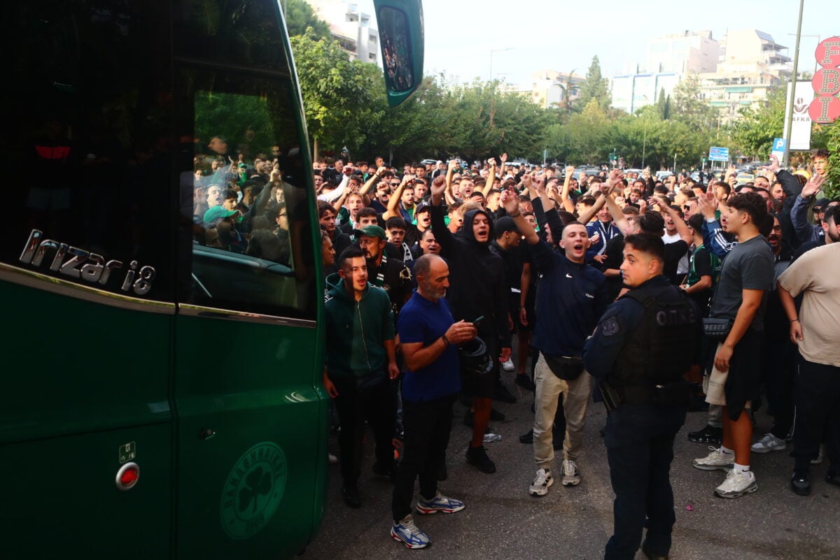 Παναθηναϊκός: Οι οπαδοί αποθέωσαν την ομάδα στο ξενοδοχείο πριν από το ντέρμπι με τον Ολυμπιακό