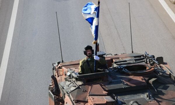 28η Οκτωβρίου: Ποιοι δρόμοι κλείνουν σε Αθήνα και Θεσσαλονίκη λόγω της παρέλασης – Αλλαγές σε Μετρό και Τραμ