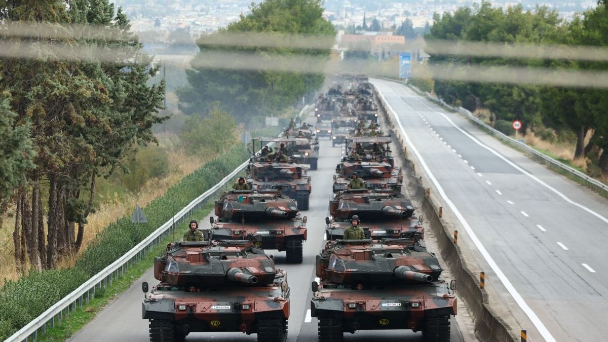 Θεσσαλονίκη: Η τελική πρόβα για την παρέλαση της 28ης Οκτωβρίου – Η «Ασπίδα του Αχιλλέα» και η «Σφενδόνη του Δαβίδ» 15 Θεσσαλονίκη: Η τελική πρόβα για την παρέλαση της 28ης Οκτωβρίου – Η «Ασπίδα του Αχιλλέα» και η «Σφενδόνη του Δαβίδ»
