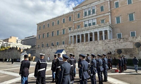 Η μαθητική παρέλαση της 28ης Οκτωβρίου στο Σύνταγμα με λαμπρότητα και σύμμαχο τον καιρό