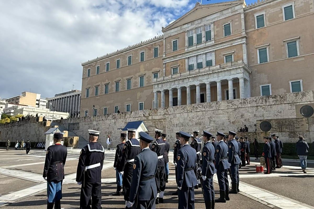 Η μαθητική παρέλαση της 28ης Οκτωβρίου στο Σύνταγμα με λαμπρότητα και σύμμαχο τον καιρό