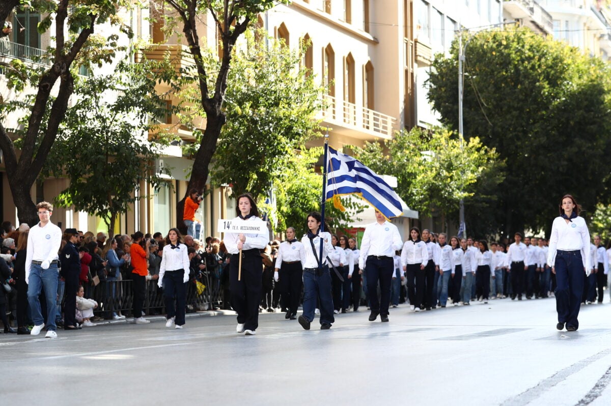 Θεσσαλονίκη: Με παλμό και περηφάνεια η μαθητική παρέλαση για την επέτειο του «ΟΧΙ» της 28ης Οκτωβρίου 15 Θεσσαλονίκη: Με παλμό και περηφάνεια η μαθητική παρέλαση για την επέτειο του «ΟΧΙ» της 28ης Οκτωβρίου