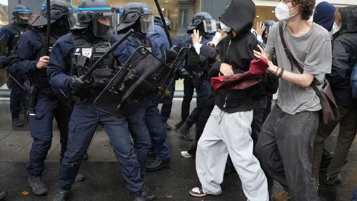 Γαλλία: Επιβάλλεται νέα απαγόρευση κυκλοφορίας σε συνοικίες του Παρισιού – Στρατιώτες στους δρόμους για τις νέες διαδηλώσεις 1 Γαλλία: Επιβάλλεται νέα απαγόρευση κυκλοφορίας σε συνοικίες του Παρισιού – Στρατιώτες στους δρόμους για τις νέες διαδηλώσεις