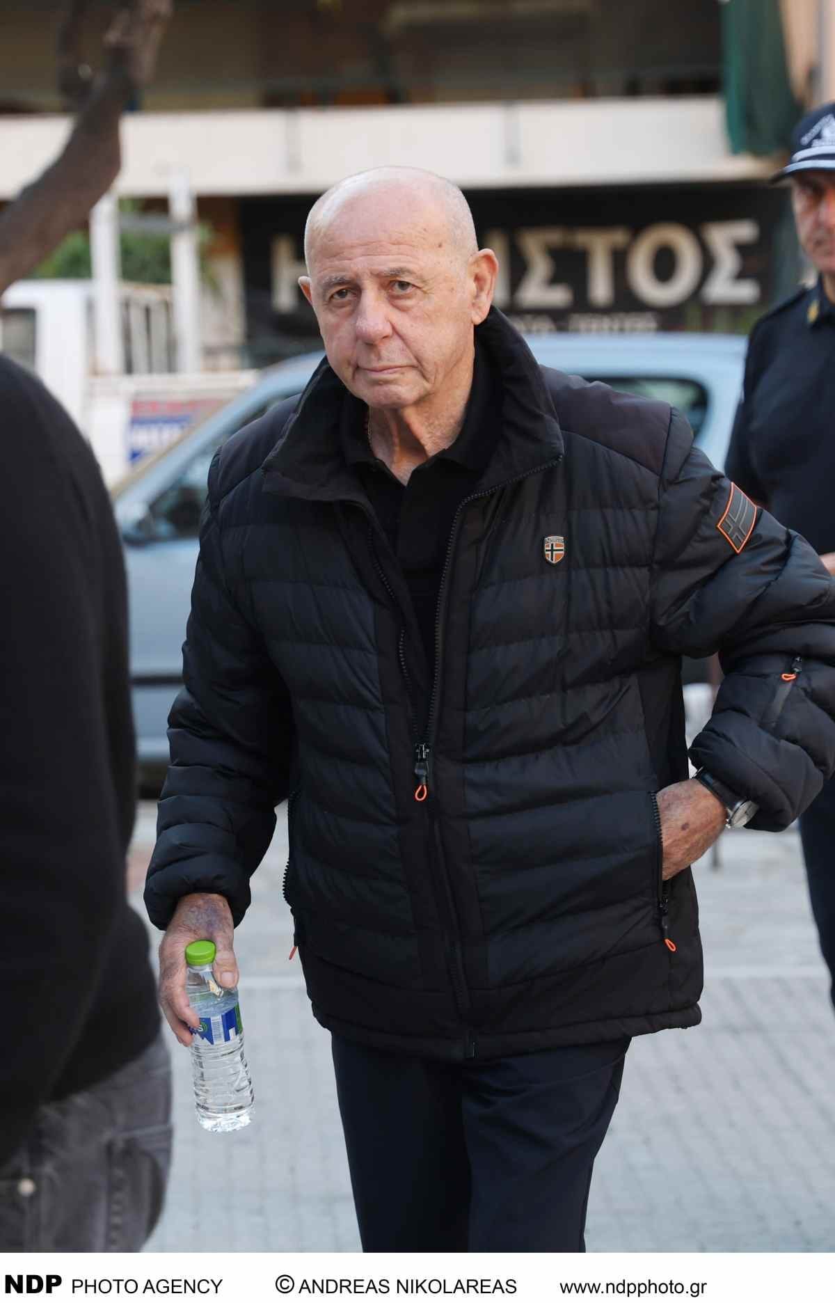Μαζωνάκης: Η οικογένειά του έφτασε συντετριμμένη στο 40ήμερο μνημόσυνο – Οι πρώτες φωτογραφίες από τη Νίκαια 13 Πατέρας Μαζωνάκη