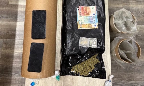 Πάτρα: Δέμα από τη Γαλλία με 2,5 κιλά κάνναβης οδήγησε σε δύο συλλήψεις με επεισόδια