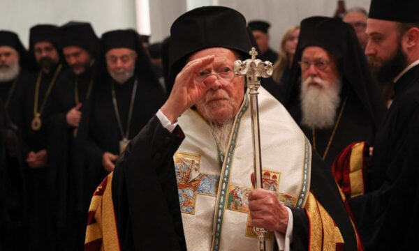 Οικουμενικός Πατριάρχης Βαρθολομαίος: Προσευχή στον τάφο του πάπα Φραγκίσκου στην Ιταλία – Τιμήθηκε στο Ινστιτούτο Οριεντάλε