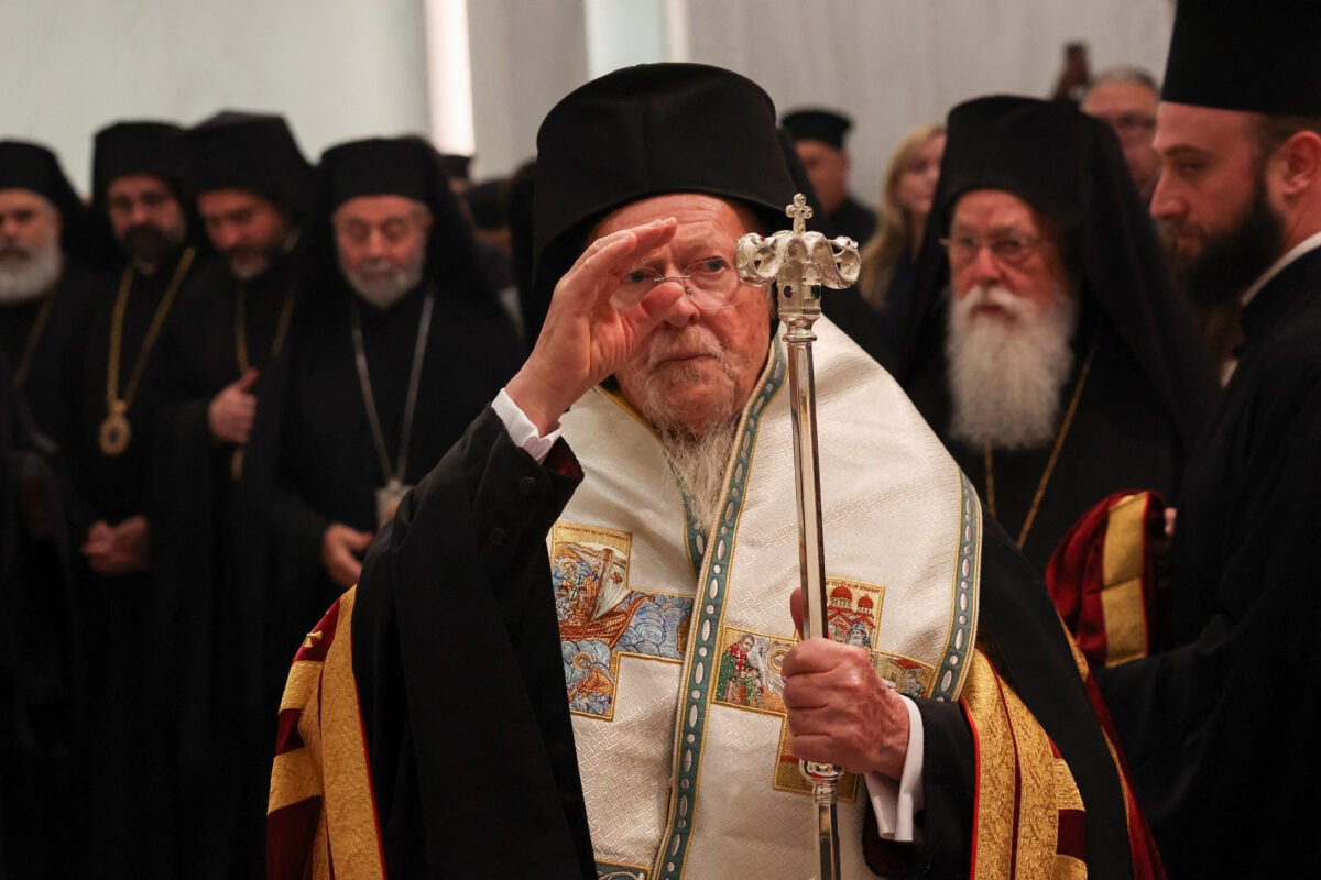 Οικουμενικός Πατριάρχης Βαρθολομαίος: Προσευχή στον τάφο του πάπα Φραγκίσκου στην Ιταλία – Τιμήθηκε στο Ινστιτούτο Οριεντάλε