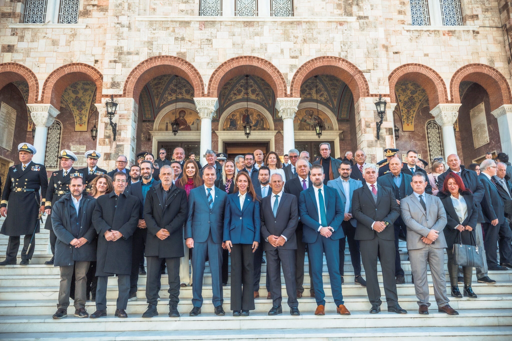 Οι selfies του Μητσοτάκη με παιδιά «γαλάζιων» βουλευτών, η ατάκα Τζιτζικώστα για Δένδια, το μπάσκετ Ανδρουλάκη και οι μεταγραφές στην ΕΛΑΣ 18 Αποστολάκης