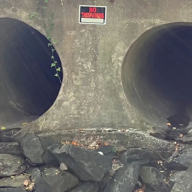 Βαλτιμόρη: Ο «Pennywise» ζει – Μυστηριώδης άνδρας κινείται στους υπονόμους και παρενοχλεί παιδιά σαν σε ταινία τρόμου 10 Βαλτιμόρη: Ο «Pennywise» ζει – Μυστηριώδης άνδρας κινείται στους υπονόμους και παρενοχλεί παιδιά σαν σε ταινία τρόμου
