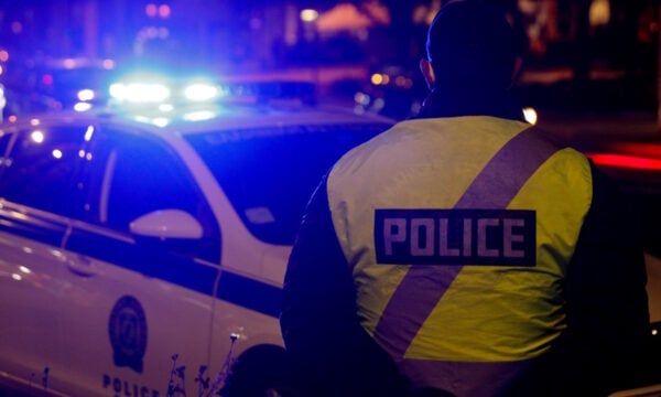 Γλυφάδα: Αυτοκίνητο έπεσε στη θάλασσα και οι δύο επιβαίνοντες βγήκαν μόνοι τους στη στεριά