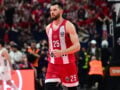 Άλεκ Πίτερς: Επέστρεψε ως αντίπαλος και βραβεύτηκε από τον Ολυμπιακό