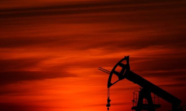Πετρέλαιο: Στα 100,84 δολάρια το βαρέλι το Brent – Τι δείχνουν τα στοιχεία για βενζίνη και diesel στην Ελλάδα