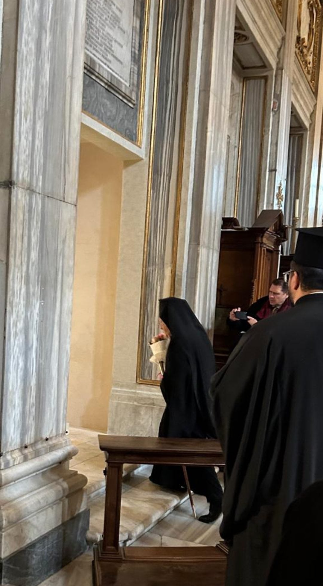 Οικουμενικός Πατριάρχης Βαρθολομαίος: Προσευχή στον τάφο του πάπα Φραγκίσκου στην Ιταλία – Τιμήθηκε στο Ινστιτούτο Οριεντάλε 7 Οικουμενικός Πατριάρχης