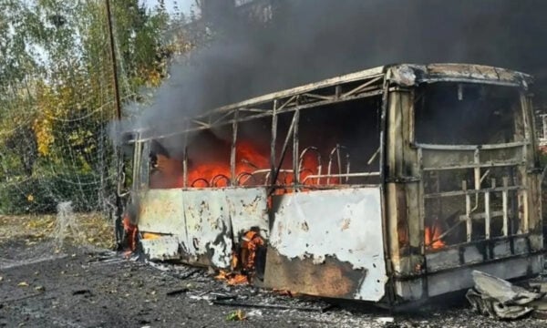 Ουκρανία: Τουλάχιστον 33 νεκροί από ρωσική βόμβα σε στάση λεωφορείου στο Κραματόρσκ – Τραυματίστηκαν άλλοι 18