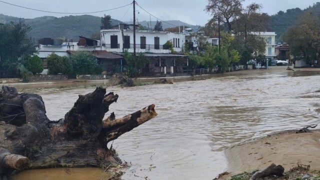Πλατανιάς Πηλίου: Ο οικισμός έχει κοπεί στα δύο και 50 κάτοικοι είναι εγκλωβισμένοι
