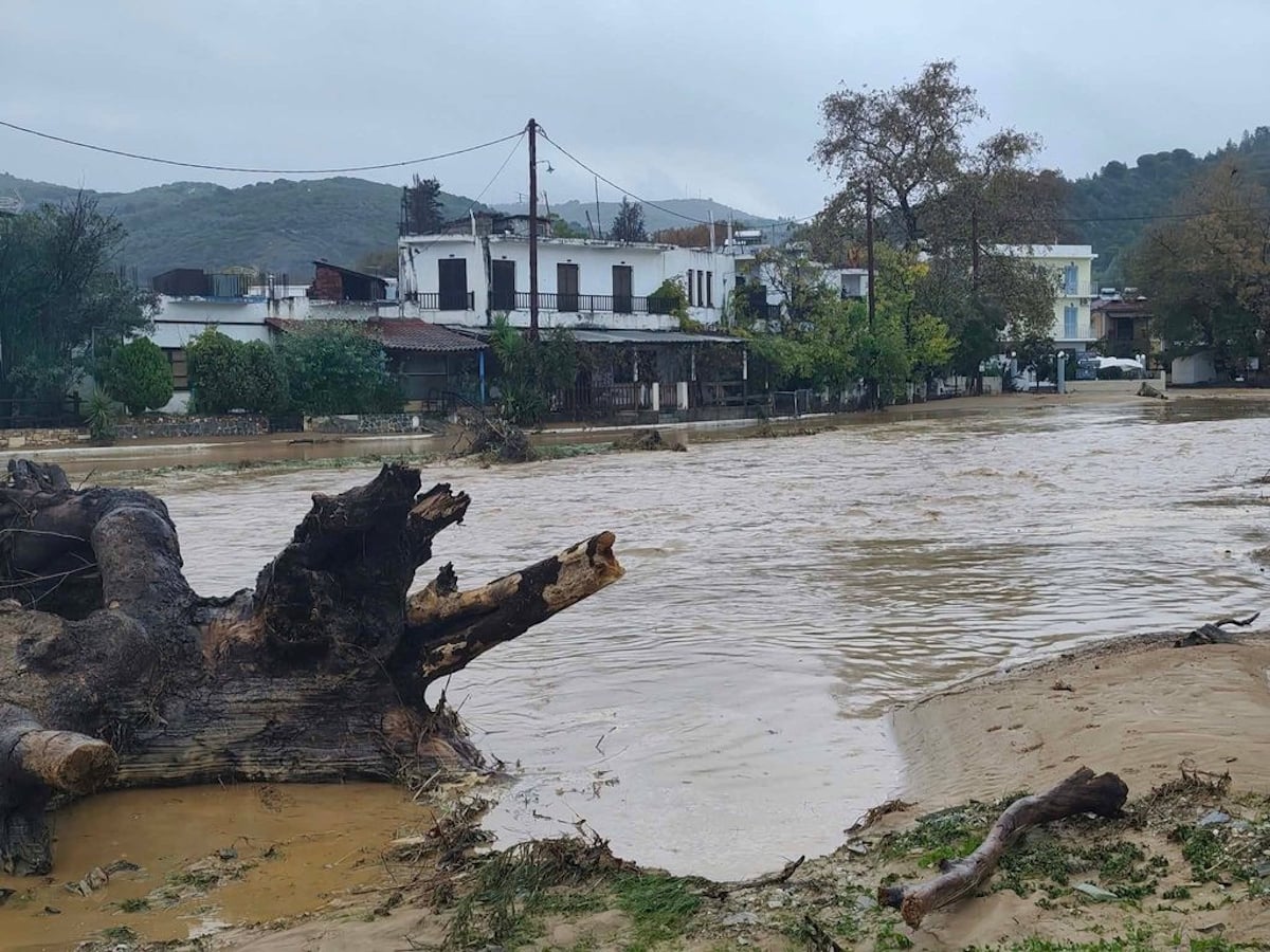 Πλατανιάς Πηλίου: Ο οικισμός έχει κοπεί στα δύο και 50 κάτοικοι είναι εγκλωβισμένοι