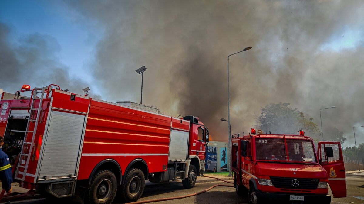 Θεσσαλονίκη: Μεγάλη φωτιά σε εταιρεία ανακύκλωσης στα Διαβατά, με τον καπνό να καλύπτει την πόλη 1 Θεσσαλονίκη: Μεγάλη φωτιά σε εταιρεία ανακύκλωσης στα Διαβατά, με τον καπνό να καλύπτει την πόλη