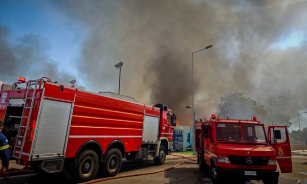 Θεσσαλονίκη: Μεγάλη φωτιά σε εταιρεία ανακύκλωσης στα Διαβατά, με τον καπνό να καλύπτει την πόλη