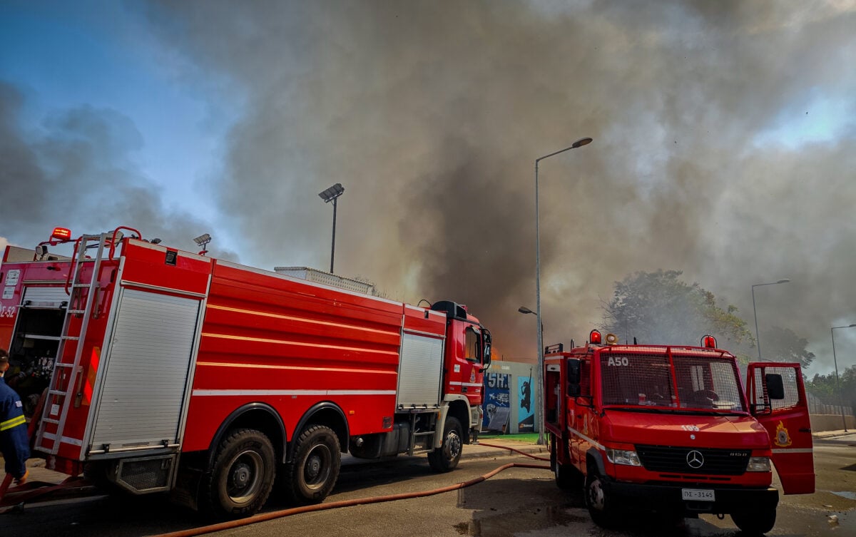 Θεσσαλονίκη: Μεγάλη φωτιά σε εταιρεία ανακύκλωσης στα Διαβατά, με τον καπνό να καλύπτει την πόλη