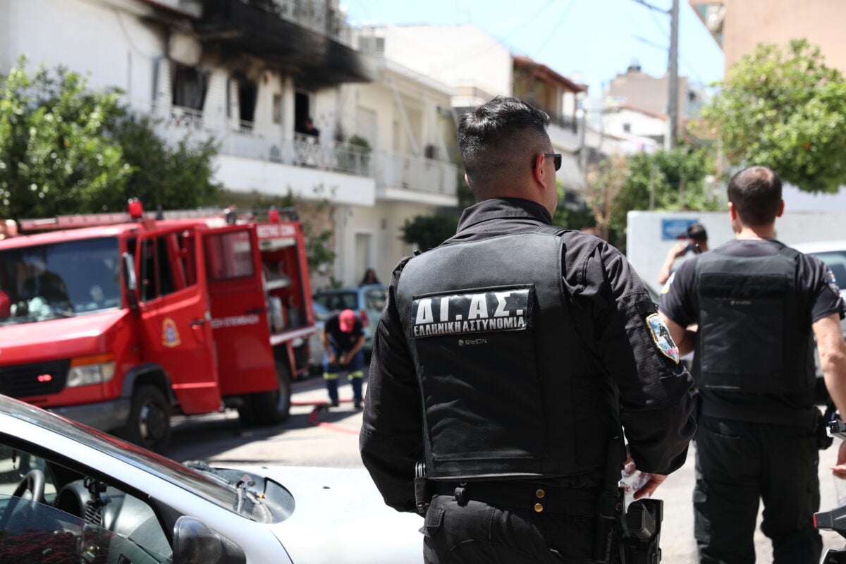 Μεταξουργείο: Φωτιά σε εγκαταλελειμμένο κτίριο – Εκτός κυκλοφορίας η οδός Κεραμεικού