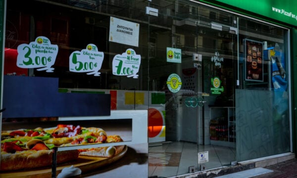 Pizza Fan: Σχεδόν 1 εκατ. ευρώ φέρεται να βρέθηκε στη βίλα του ιδρυτή – Το φερόμενο κόλπο με τις αποδείξεις