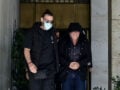 Pizza Fan: Με κουκούλες και χειροπέδες έφυγαν από τη ΓΑΔΑ οι συλληφθέντες για τη φοροδιαφυγή – Δείτε βίντεο