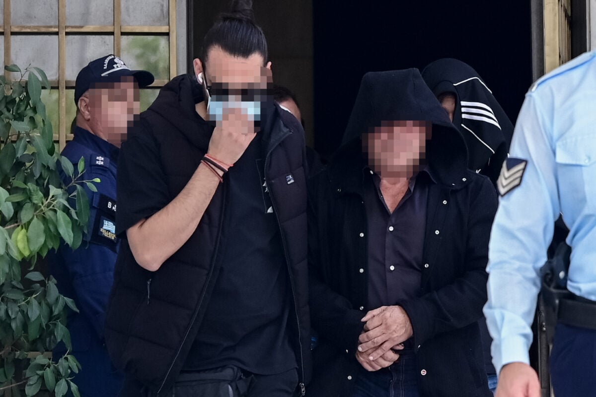 Pizza Fan: Με κουκούλα και χειροπέδες ο ιδρυτής Κωνσταντίνος Αντάρας έφυγε από τη ΓΑΔΑ – Δείτε βίντεο 11 Pizza Fan: Με κουκούλα και χειροπέδες ο ιδρυτής Κωνσταντίνος Αντάρας έφυγε από τη ΓΑΔΑ – Δείτε βίντεο