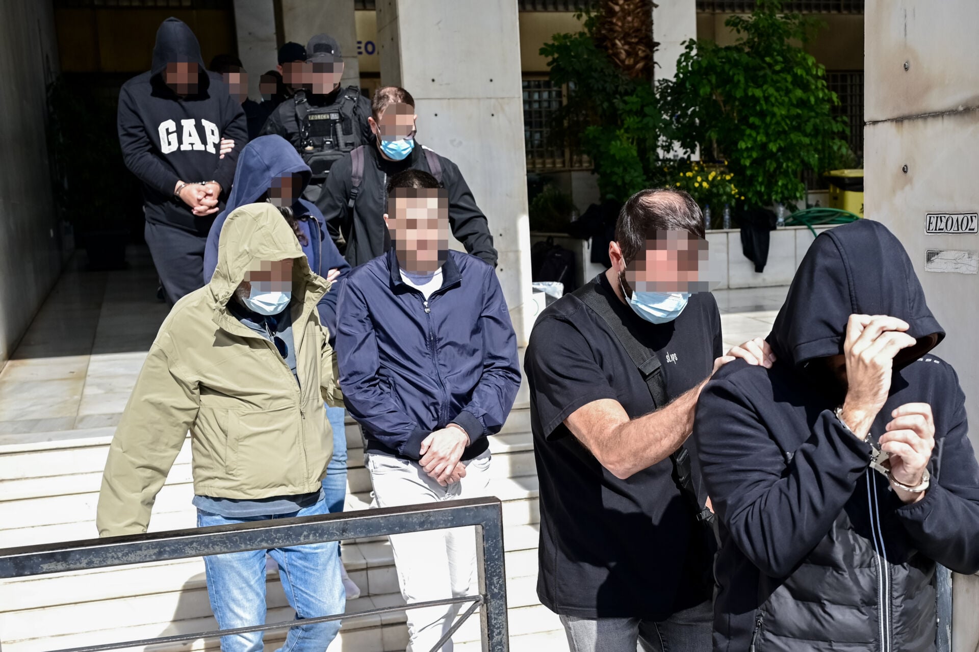 Pizza Fan: Με κουκούλα και χειροπέδες ο ιδρυτής Κωνσταντίνος Αντάρας έφυγε από τη ΓΑΔΑ – Δείτε βίντεο 12 Pizza Fan: Με κουκούλα και χειροπέδες ο ιδρυτής Κωνσταντίνος Αντάρας έφυγε από τη ΓΑΔΑ – Δείτε βίντεο