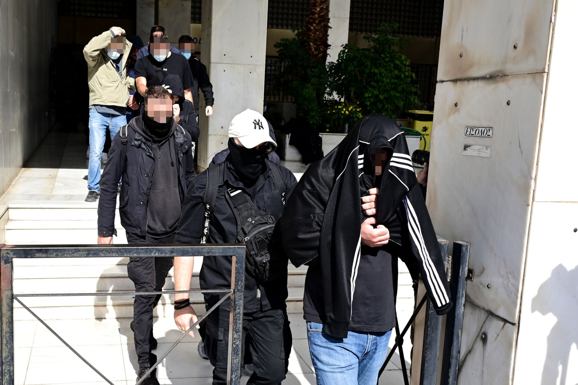 Pizza Fan: Με κουκούλα και χειροπέδες ο ιδρυτής Κωνσταντίνος Αντάρας έφυγε από τη ΓΑΔΑ – Δείτε βίντεο 13 Pizza Fan: Με κουκούλα και χειροπέδες ο ιδρυτής Κωνσταντίνος Αντάρας έφυγε από τη ΓΑΔΑ – Δείτε βίντεο
