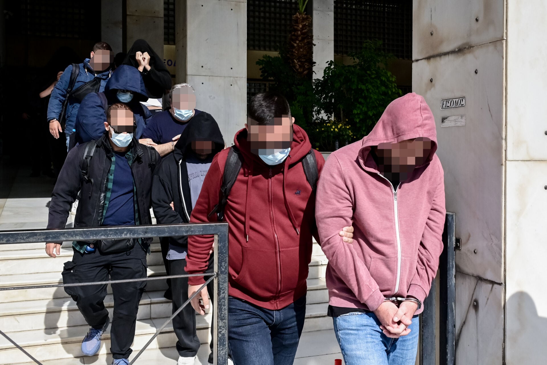 Pizza Fan: Με κουκούλα και χειροπέδες ο ιδρυτής Κωνσταντίνος Αντάρας έφυγε από τη ΓΑΔΑ – Δείτε βίντεο 14 Pizza Fan: Με κουκούλα και χειροπέδες ο ιδρυτής Κωνσταντίνος Αντάρας έφυγε από τη ΓΑΔΑ – Δείτε βίντεο